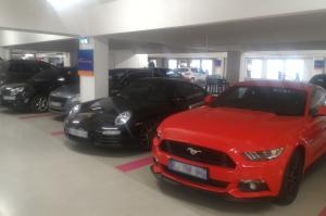 Véhicules stationnés en intérieur dans un parking sous-terrain couvert.