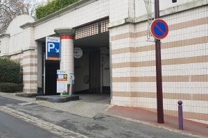 L'ENTREE DU PARKING