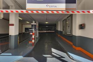 entrée d'un parking EFFIA avec borne de péage sous une barre de hauteur.