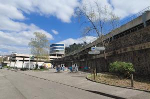 Vue d'ensemble du parking EFFIA Gare de Vienne : barrières, panneau d'accueil et bâtiments au loin.