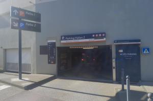 entrée du parking souterrain EFFIA "Halles 2" en centre-ville : le visuel met en évidence la signalétique directionnelle claire pour les parkings Halles 1 et 2, ainsi que l'accès piéton sécurisé et le tableau des tarifs à l'entrée.