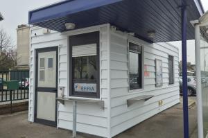 présentation d'un bureau d'accueil client EFFIA moderne et compact: cette cabine de service permet aux usagers de recevoir une assistance physique et des informations directement sur le site du parking.