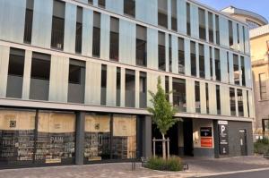 Façade moderne du parking couvert EFFIA Diderot avec ses vitrines de commerces en rez-de-chaussée : l'image montre l'intégration urbaine du bâtiment, la signalétique de l'entrée République et les aménagements piétons attenants.