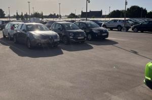 Perspective de la rue pavée menant à l'entrée du parking EFFIA de l'Hôtel de Ville de Châteauroux : une signalétique urbaine moderne s'intègre parfaitement dans cet environnement arboré pour orienter les automobilistes en centre-ville.