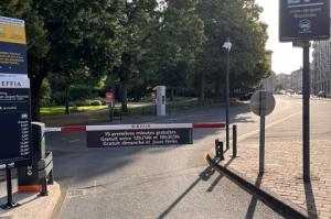 Gros plan sur les bornes de paiement et la barrière automatique de l'entrée République du parking EFFIA Diderot : une infrastructure moderne et accessible, équipée d'interphones pour offrir un parcours utilisateur fluide et sécurisé.