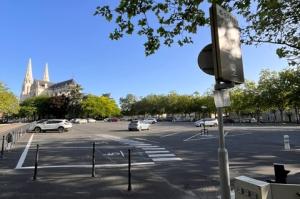 Gros plan sur les bornes de contrôle d'accès automatiques et la barrière de sécurité du parking EFFIA : une infrastructure moderne équipée d'un système de ticket et d'interphonie pour garantir un parcours fluide aux usagers de la gare.