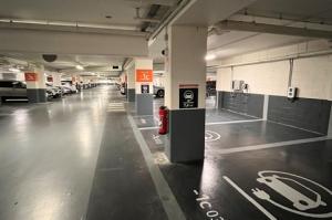 Rampe d'accès intérieure sécurisée reliant les différents niveaux du parking couvert EFFIA de la Gare de Châteauroux : un aménagement fonctionnel doté d'une signalisation routière claire pour fluidifier les déplacements des automobilistes.