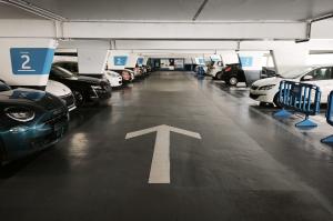 allée centrale du niveau 2 d'un parking EFFIA avec voitures garées de chaque côté.