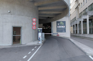  Accès au parking EFFIA Gare Lyon Part-Dieu : une entrée sécurisée, dotée d'une signalétique routière claire et de barrières automatiques pour simplifier la dépose de votre véhicule.
