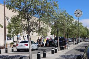 Zone de dépose-minute du parking EFFIA de la gare d'Avignon TGV : voie aménagée pour le stationnement de courte durée, bordée d'arbres et facilement repérable grâce à sa grande horloge.