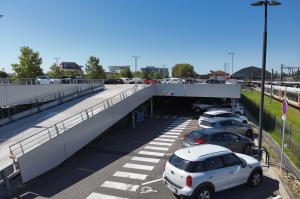 Accès et rampe de montée du parking EFFIA de la gare de Dax (Landes) : une architecture fonctionnelle à étages offrant de nombreuses places de stationnement.