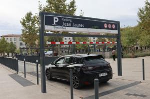 Entrée sécurisée du parking souterrain EFFIA Jean Jaurès : portique d'accès clair avec affichage de la disponibilité en temps réel et gabarit d'entrée.