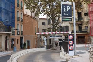 Entrée du parking souterrain EFFIA Halles 1 : rampe d'accès sécurisée avec panneau d'affichage des places libres en temps réel et limitation de hauteur à 1,85 m en plein cœur de la ville.
