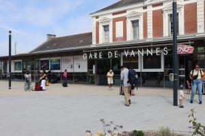 Façade historique et parvis rénové de la Gare de Vannes (Morbihan), situé à proximité directe du stationnement EFFIA.