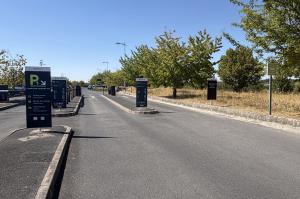 Voie d'accès au parking P1 Champagne-Ardenne TGV avec panneaux d'information EFFIA.
