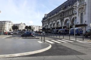 Vue sur le parvis et la magnifique façade de la Gare de Lyon à Paris, au niveau de la zone d'accès aux parkings et déposes minutes.