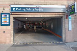 Entrée couverte du parking Sainte Aurélie surmontée du panneau EFFIA et du nombre de places disponibles.