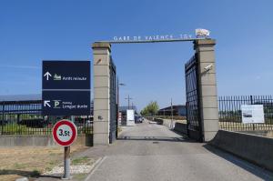 Entrée principale de la gare de Valence TGV guidant vers l'Arrêt minute et le parking Longue durée.