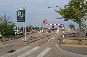 Entrée du parking P2 Lorraine TGV avec un grand panneau d'affichage, un passage piéton et un portique limitant la hauteur à 2 mètres.