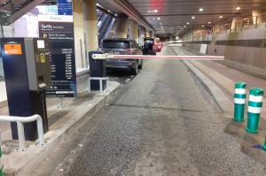 Entrée du parking EFFIA Gare de Lyon Chalon Dépose Minute : borne de distribution de tickets, barrière automatique et panneau d'affichage des tarifs.