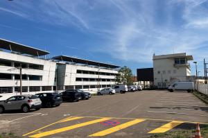 Vue d'ensemble de la zone de stationnement extérieure EFFIA jouxtant le parking couvert de la gare.