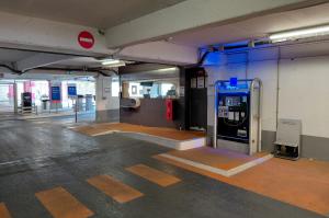 Caisse automatique EFFIA accessible avec rampe d'accès et espace d'accueil.