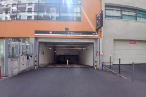 Entrée du Parking Olympe de Gouges avec rampe accessible.