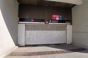 Entrée du Parking Abonnés Grésillons avec porte de garage fermée et panneaux EFFIA.
