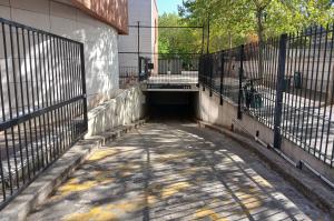 Entrée du Parking Abonnés Grésillons avec porte de garage fermée et panneaux EFFIA.