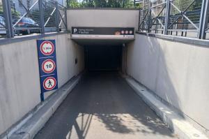 Entrée du Parking Flachat avec panneaux de signalisation clairs et rampe d'accès.