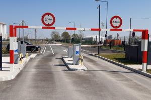 Entrée du parking P1 de la gare de Marles-en-Brie : bornes de distribution, barrières automatiques et portique limité à 2,10 m.