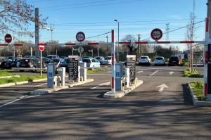 Accès au parking EFFIA Gare de Mormant : bornes de contrôle, barrières automatiques et portique de hauteur limitée à 2,20 m.