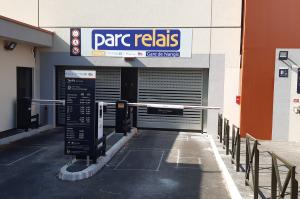 Entrée du parking Parc Relais Gare de Nangis avec bornes de contrôle, barrières et panneau d'affichage des tarifs.