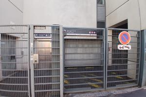 Entrée accessible du Parking Truffaut avec grille, interphone et ascenseur.