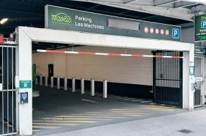 Portail d'accès et portique signalétique du parking couveur Les Machines à Nantes.