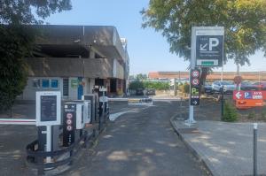 Entrée du parking P1 de la gare d'Angoulême avec barrières automatiques.