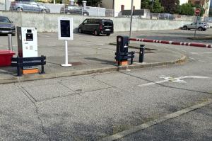 Borne d'accès, barrière automatique et écran d'information à l'entrée du parking EFFIA Gare P2.