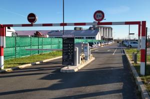 Accès et sortie du parking EFFIA Marles-en-Brie P2 avec bornes automatiques, panneau tarifaire et portique limité à 2,10 m.