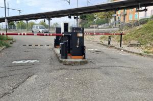 Zone de contrôle d'accès du parking EFFIA Gare P1 avec bornes de validation et barrières automatiques.