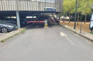 Entrée du parking couvert Saint-Paul avec barrières automatiques et rampe d'accès.