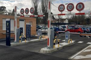 Double voie d'accès au parking EFFIA Bois-le-Roi Sud : bornes de distribution de tickets, barrières automatiques et portiques à 2,10 m.