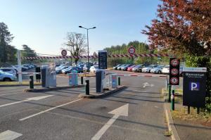 Entrée du parking EFFIA Gare de Longueville avec bornes d'accès, barrières automatiques et gabarit limité à 2,20 m.
