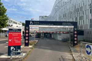 Entrée du parking P3 de l'Hôpital Charles Nicolle, géré par EFFIA, ouverte 24h/24. Un grand portique de signalétique noir indique "Parking Visiteurs, Consultants et Abonnés". Un panneau rouge distinct précise "Accès Strictement Réservé" avec des logos de services d'urgence.