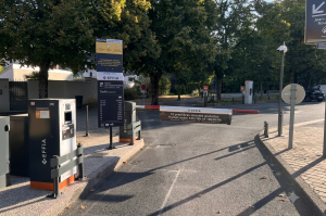 Borne de contrôle et barrière d'accès à l'entrée du parking extérieur Gambetta.