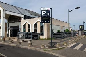 Panneau d'entrée du parking EFFIA, parvis de la gare de Romilly-sur-Seine et abris vélos sécurisés.