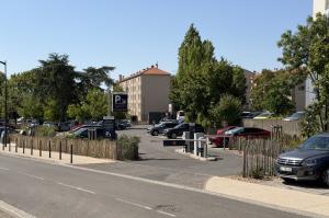 Entrée du parking P1 avec barrières automatiques et panneaux d'information.