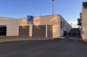 Rampe d'accès au parking de surface Colbert avec panneau d'information indiquant le nombre de places disponibles.