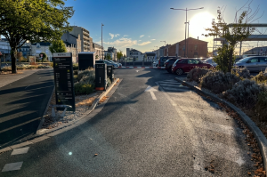 Voie d'accès au parking EFFIA avec totem d'affichage des tarifs et barrière automatique.