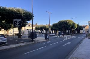 Vue générale de l'accès au parking EFFIA La Fayette depuis la voie de circulation principale.