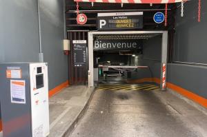 Rampe d'accès et borne d'entrée du parking souterrain Les Halles avec panneau d'information lumineux